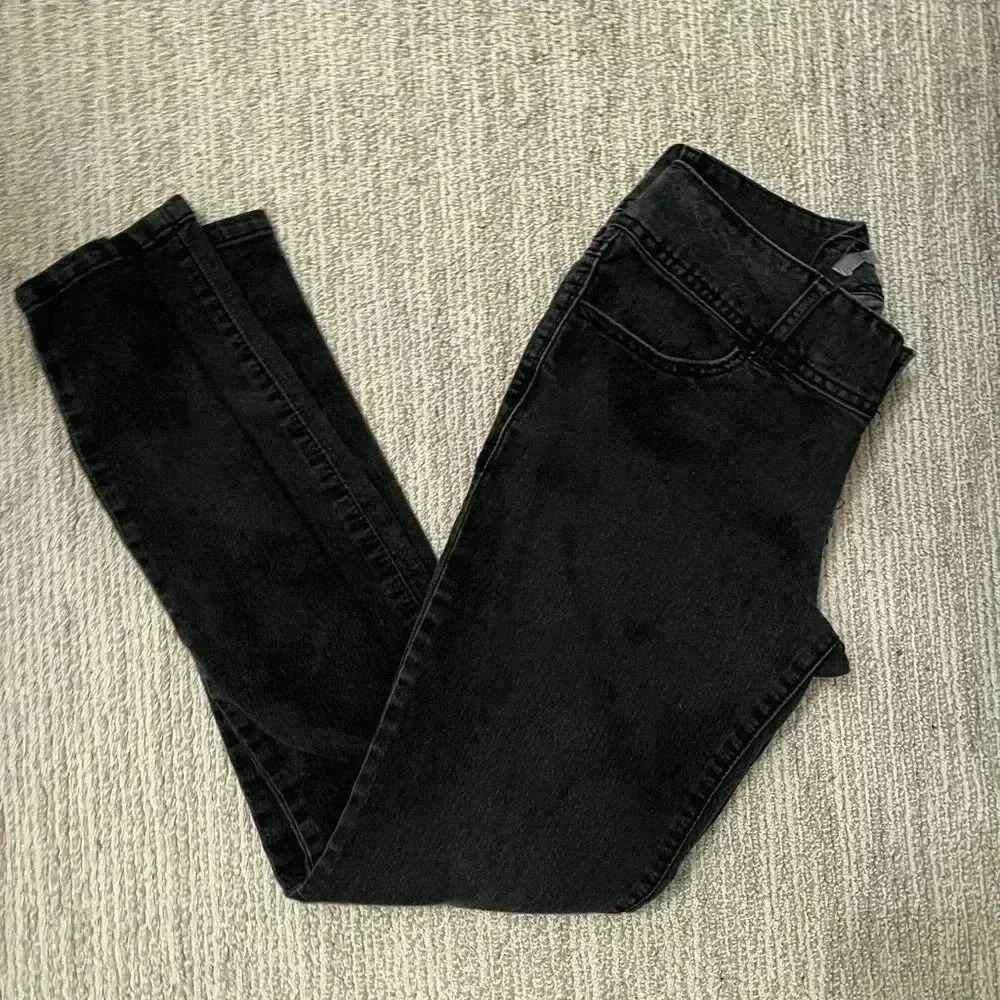 Classic Black Women's Jeans - Sleek Everyday Fit